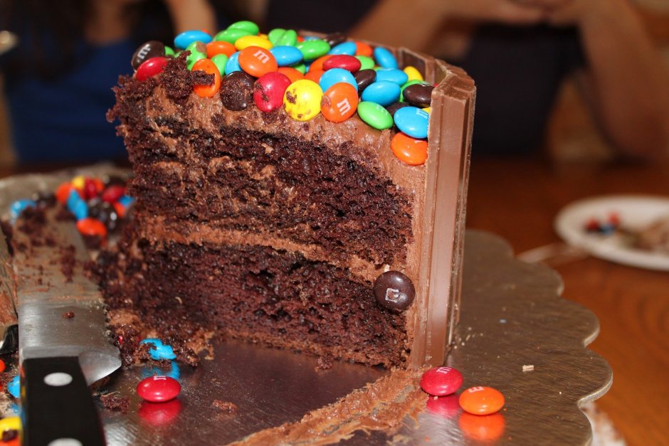 Украшение торта ммдемсом и шоколадками