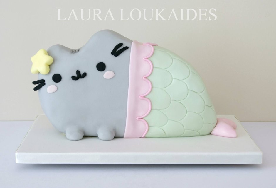 Кот и собака едят торт