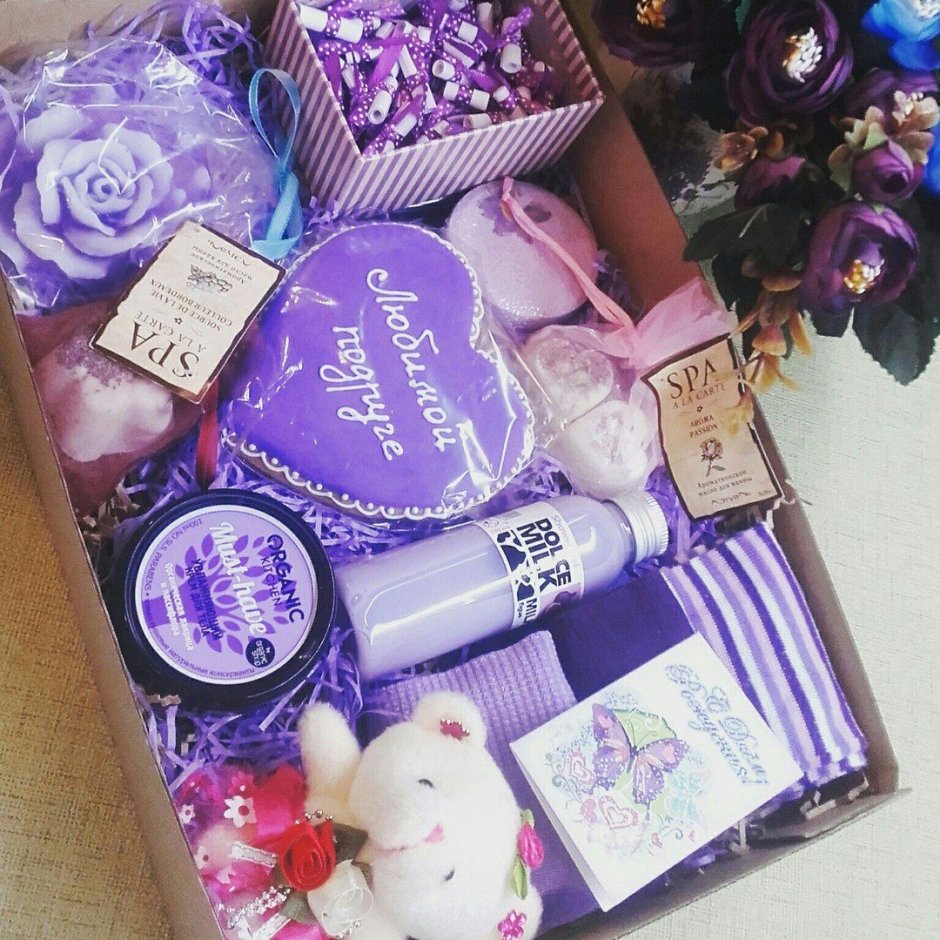 Новогодняя коробка со сладостями