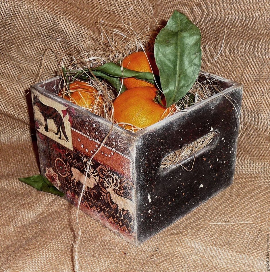 Деревянный ящик с мандаринами
