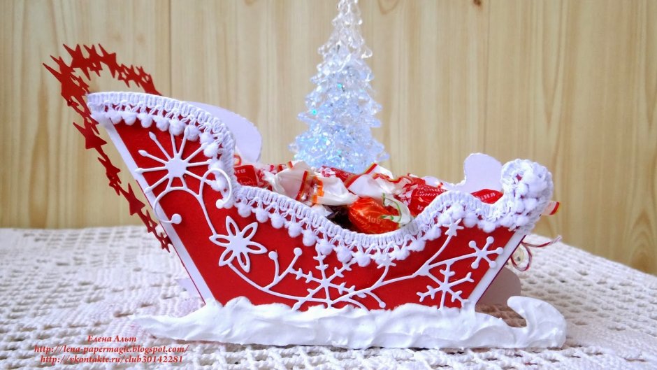 Дед Мороз в санях вид сбоку