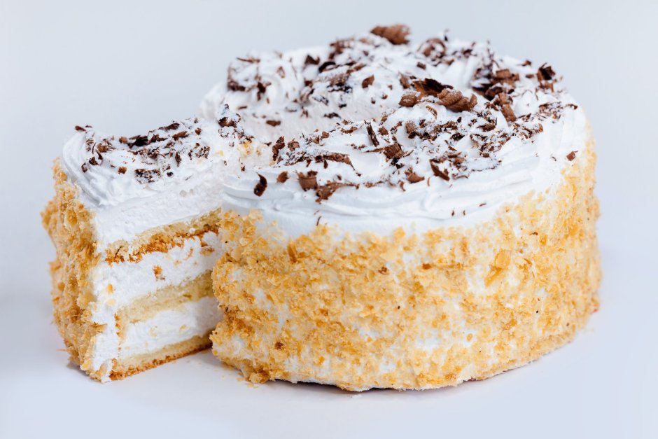 Кусок торта с белым кремом