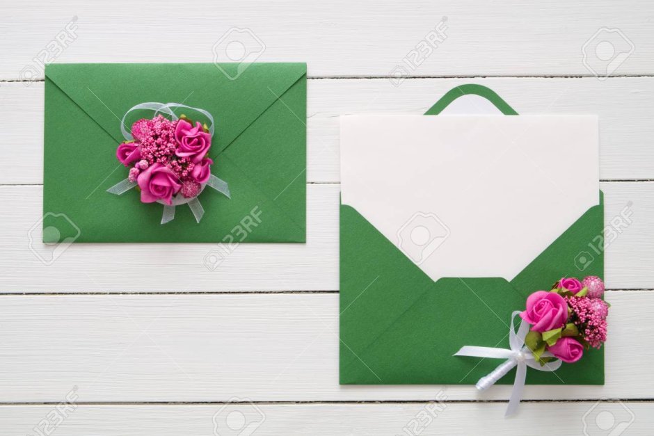 Украшение зеленого конверта