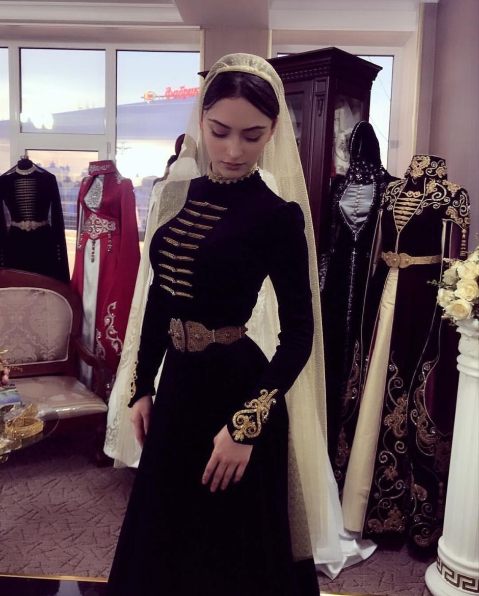 Лема Нальгиева в платье