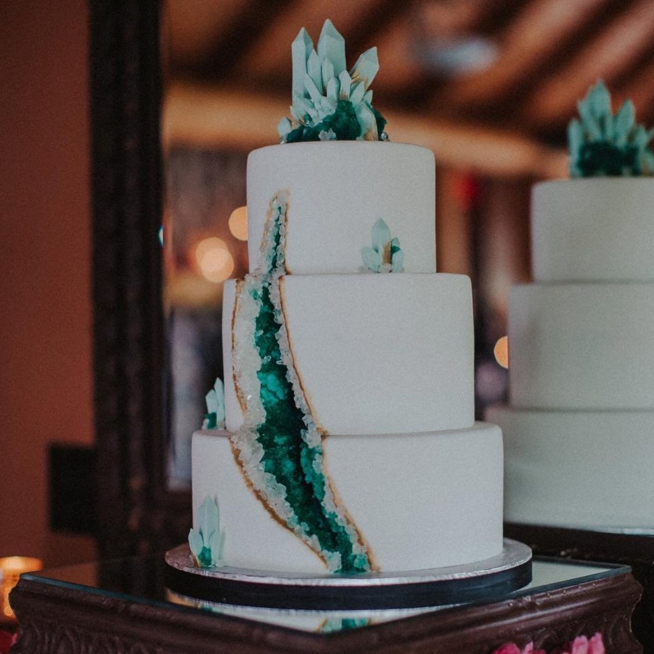 Свадебный торт с топпером
