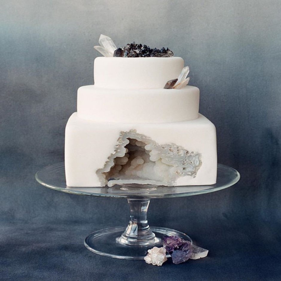 Свадебный торт в светлых тонах