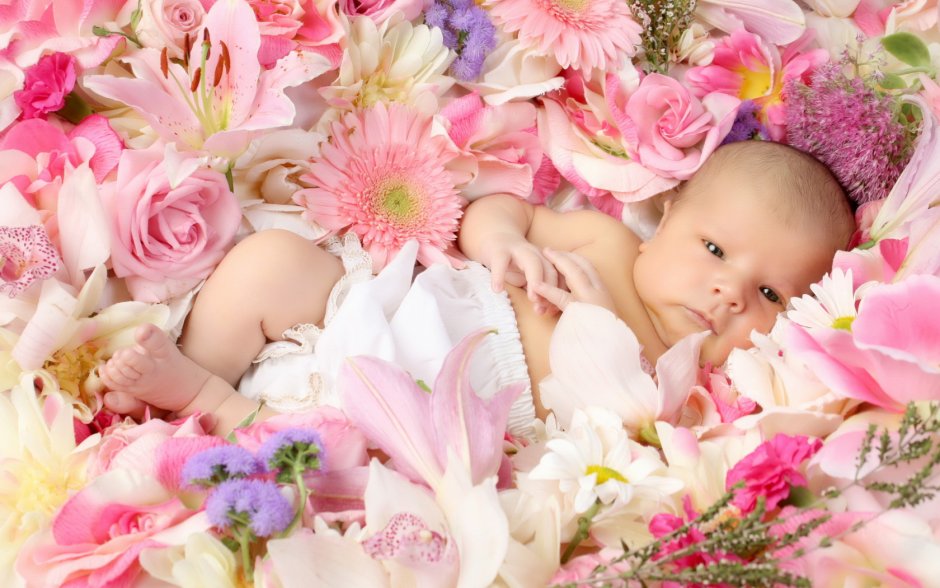 Младенец в цветах