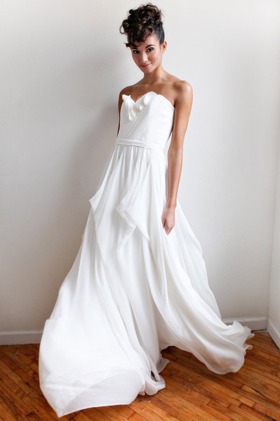Белое платье на запах с длинным рукавом