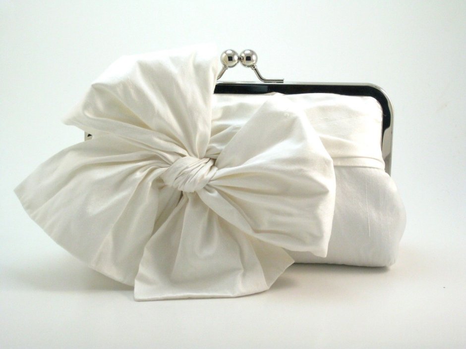 Белая сумка с бантом