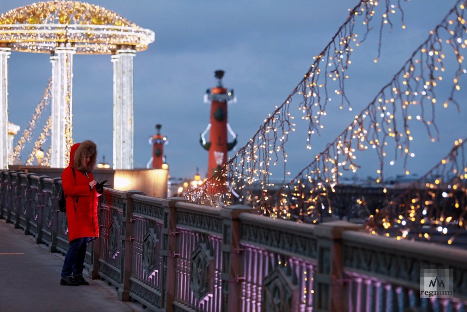 Дворцовый мост в Санкт-Петербурге новый год