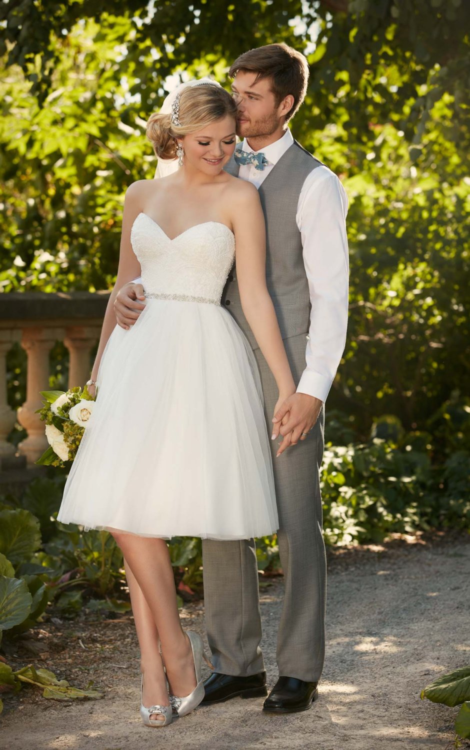 Невеста в коротком платье с женихом