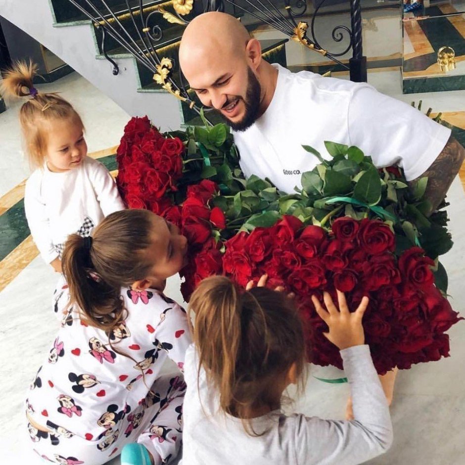 Отец дарит цветы дочери