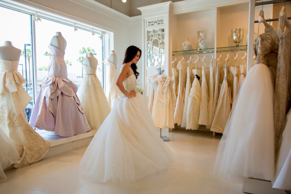 Примерка свадебного платья в салоне