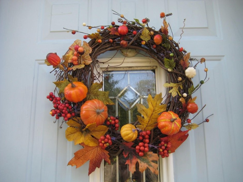 Осенний венок на дверь с домиком