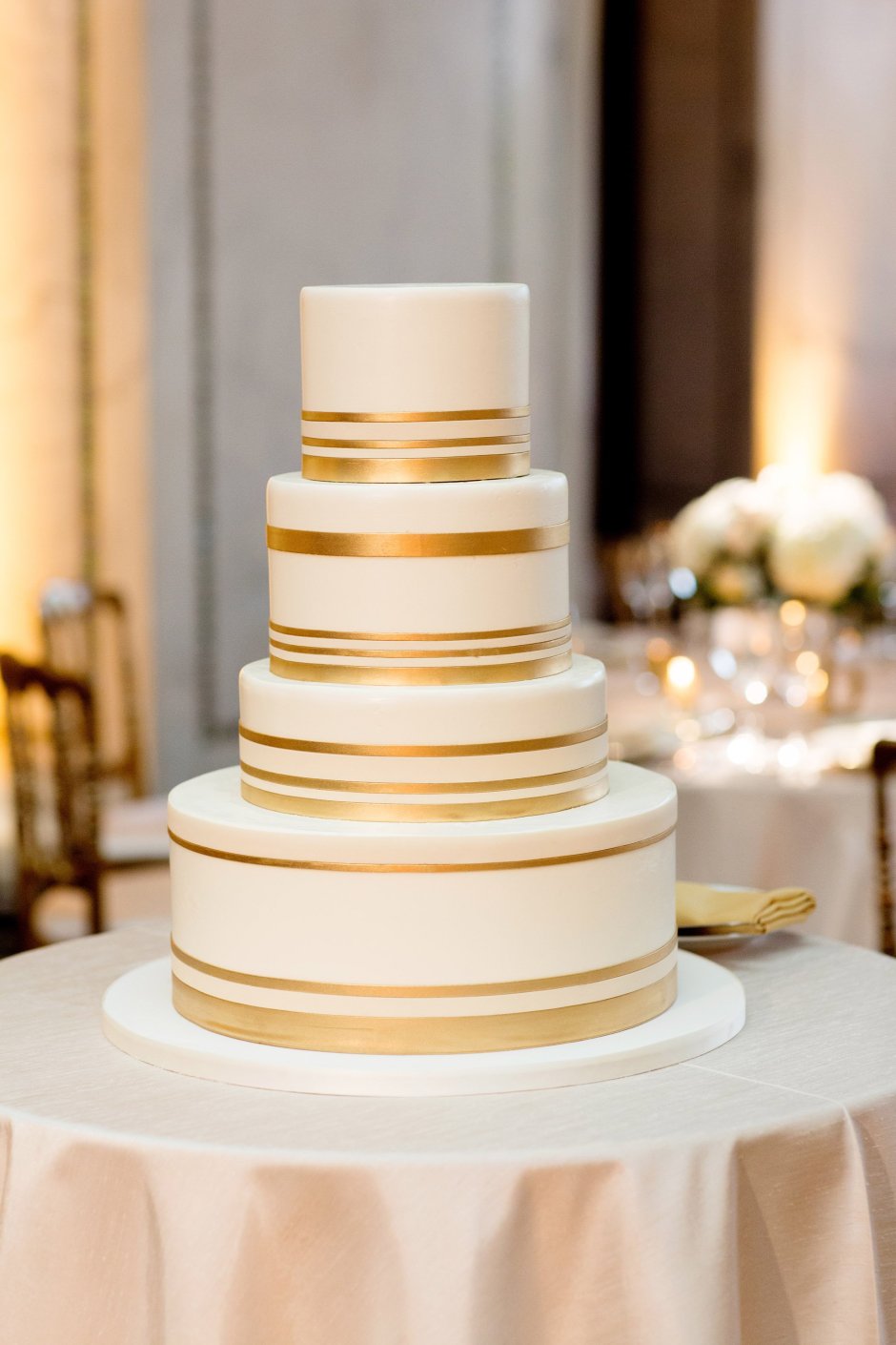 Пудровый свадебный торт