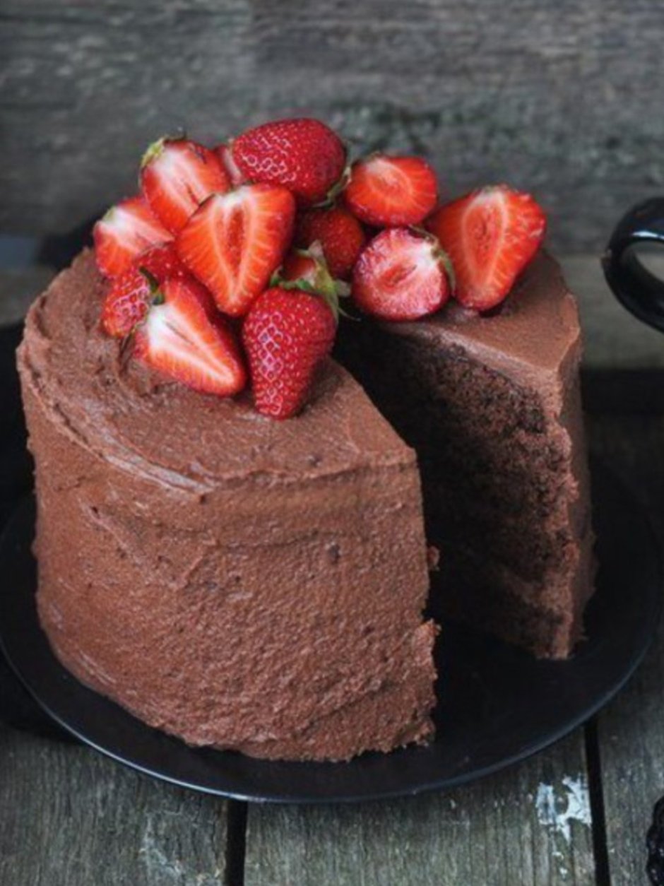 Шоколадный торт с шоколадным кремом и клубникой