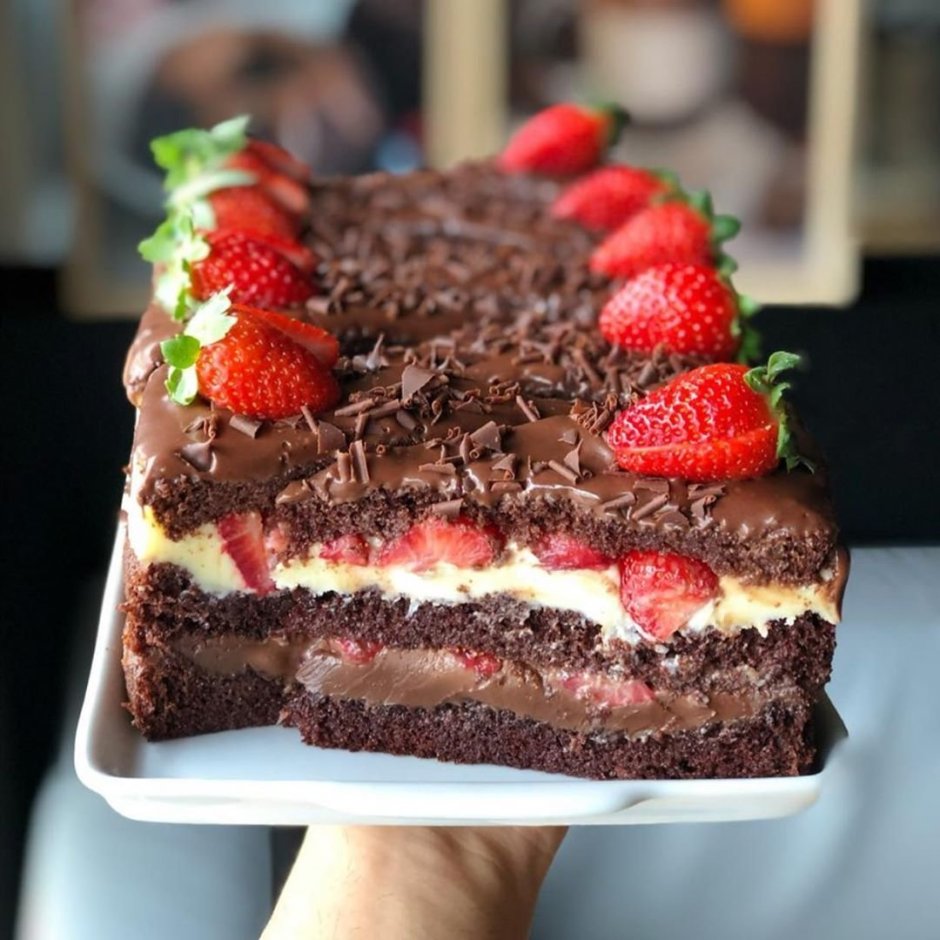 Клубничный торт с шоколадом