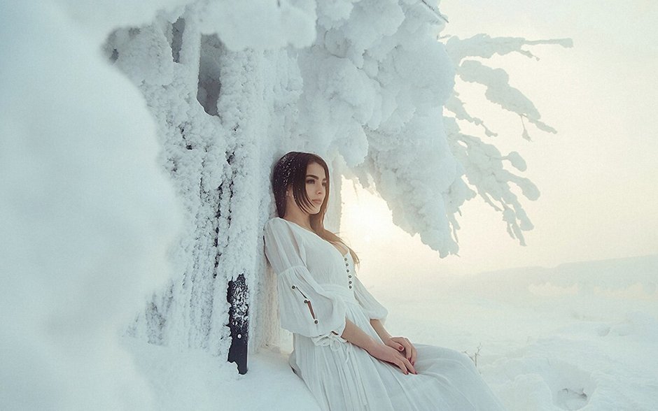 Девушка в белом зимой