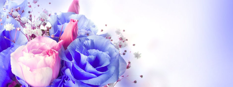 Голубой фон с розовыми цветами