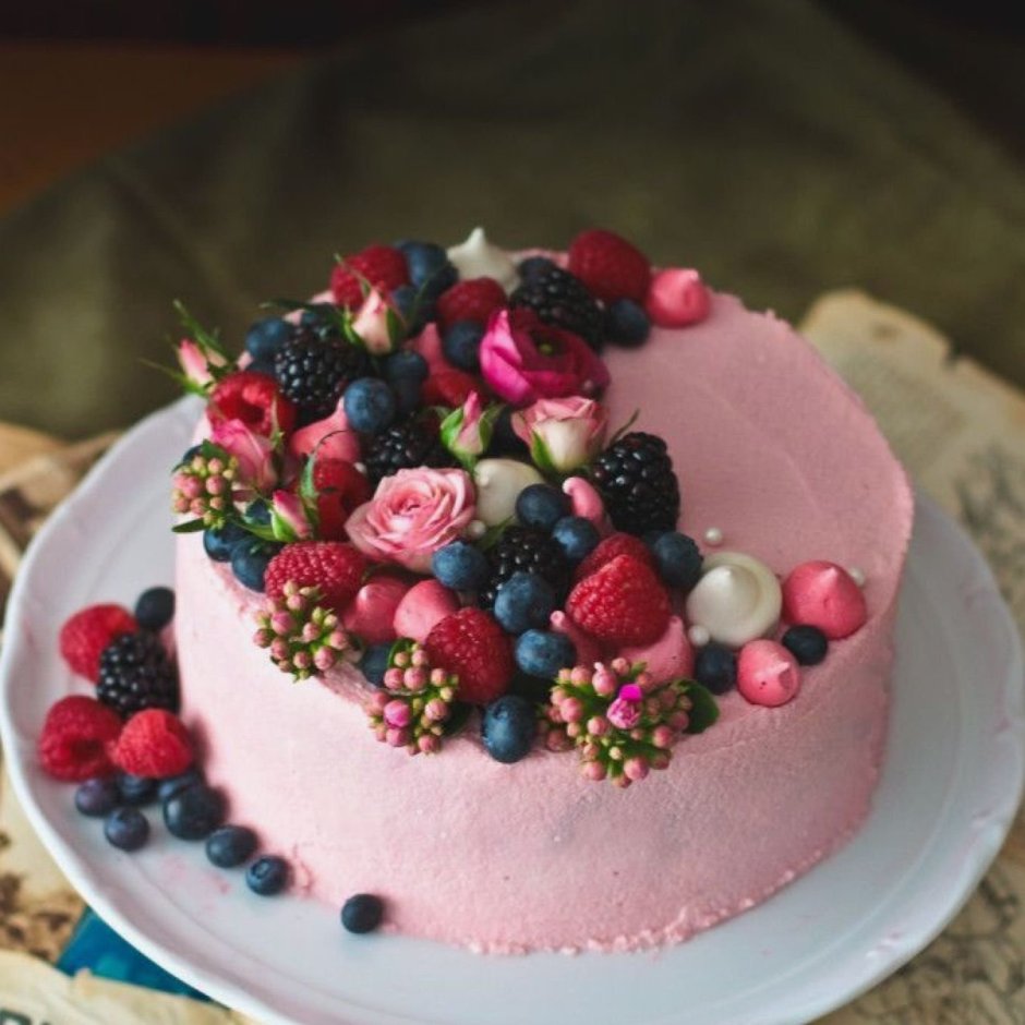 Торт с цветами и ягодами