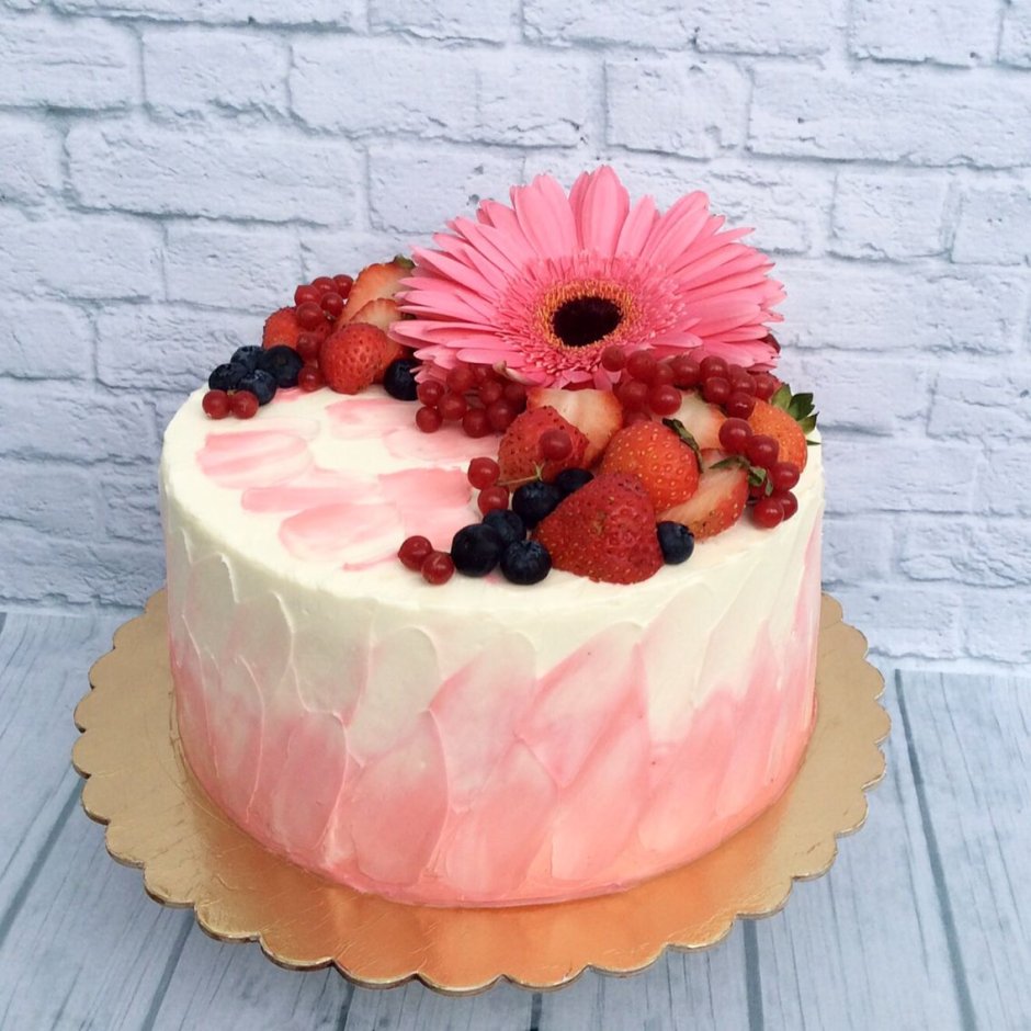 Торт с живыми цветами и фруктами