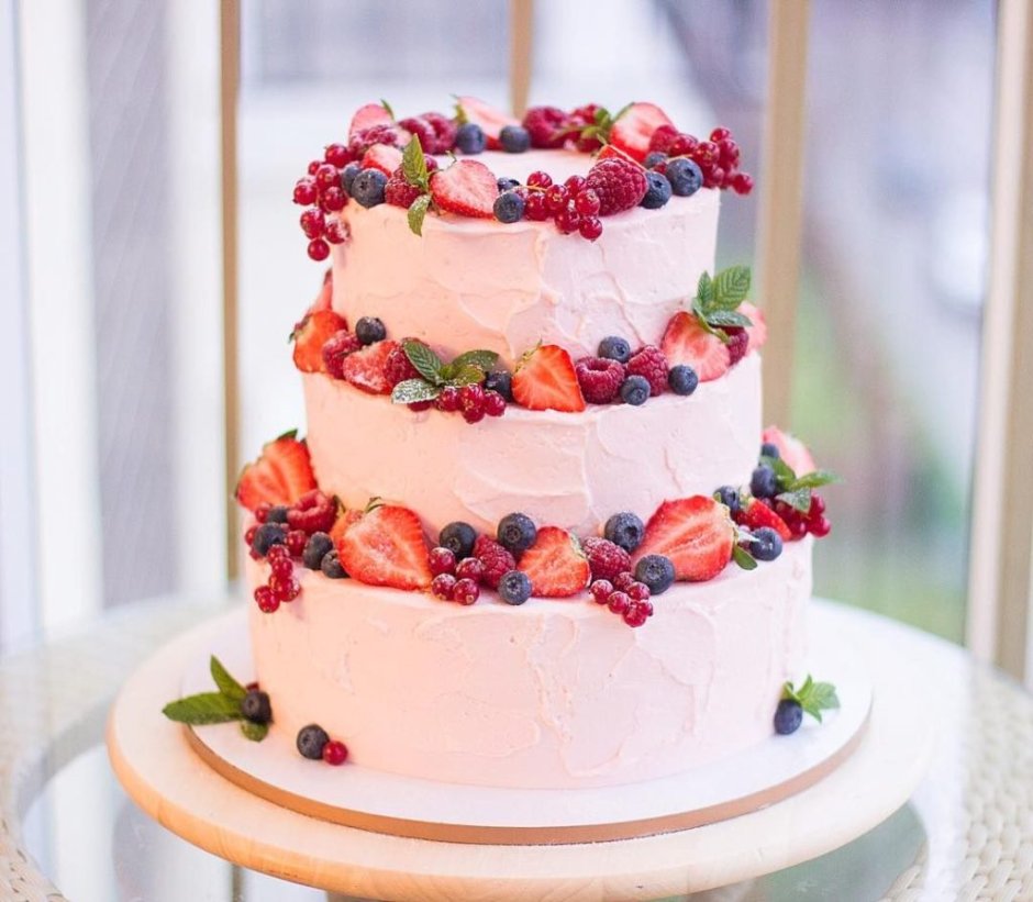 Свадебный торт трехъярусный с ягодами