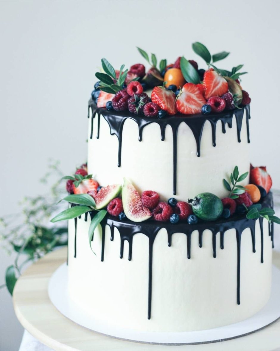 Торт с ягодами и потеками