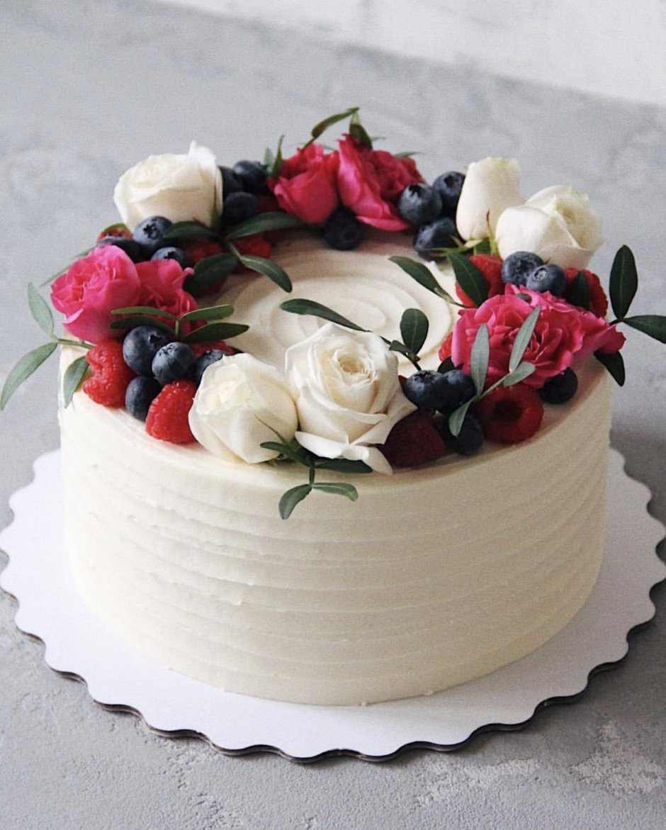 Украшение торта живыми цветами и ягодами