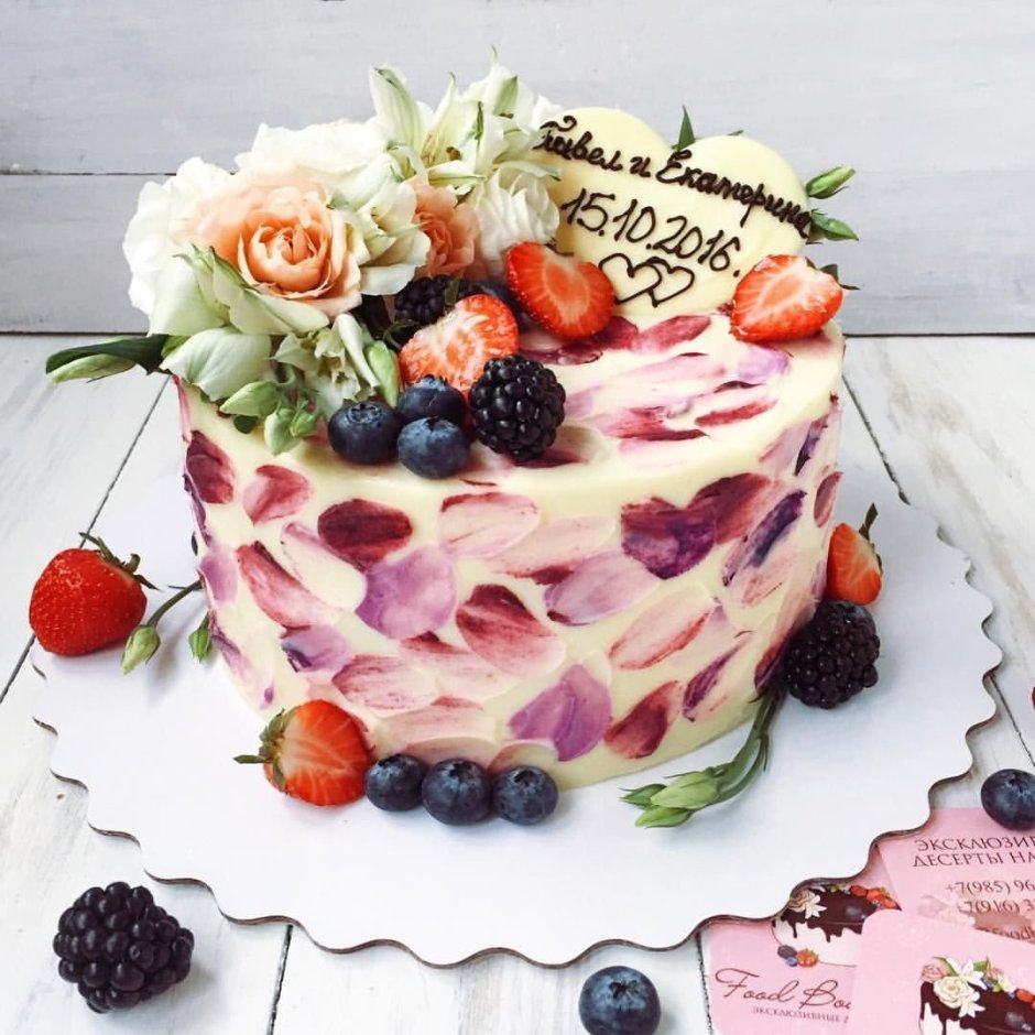 Торт для мамы с ягодами и цветами