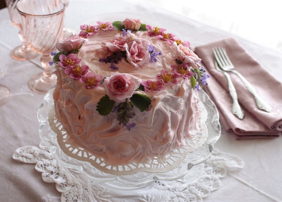 Украшение торта сухоцветами роз