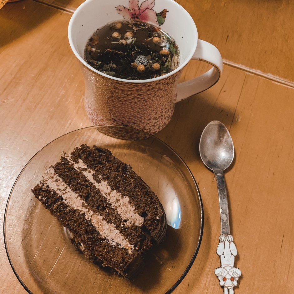 Тортик с чаем на столе