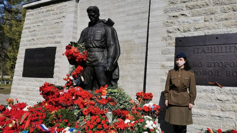 Памятник бронзовый солдат в Таллине