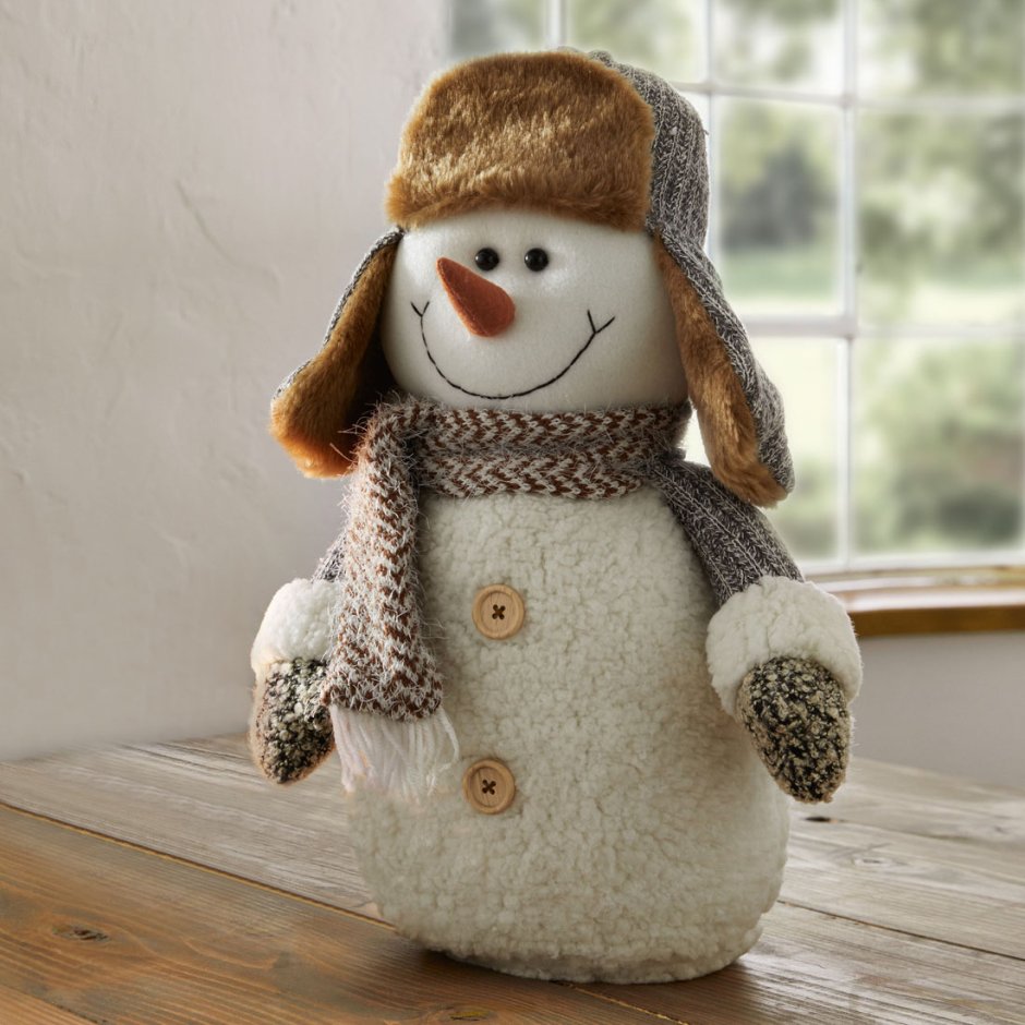 Фигурка декоративная "Снеговик в шапке и в жилетке со снежком" н-26см
