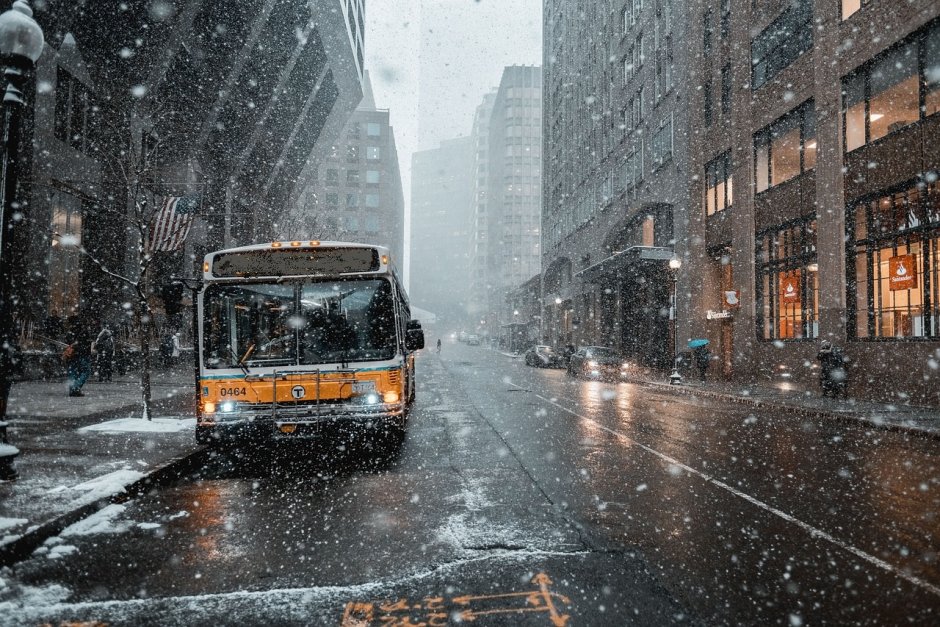 Общественный транспорт в снегу