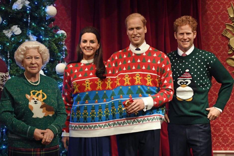 Королевская семья в рождественских свитерах