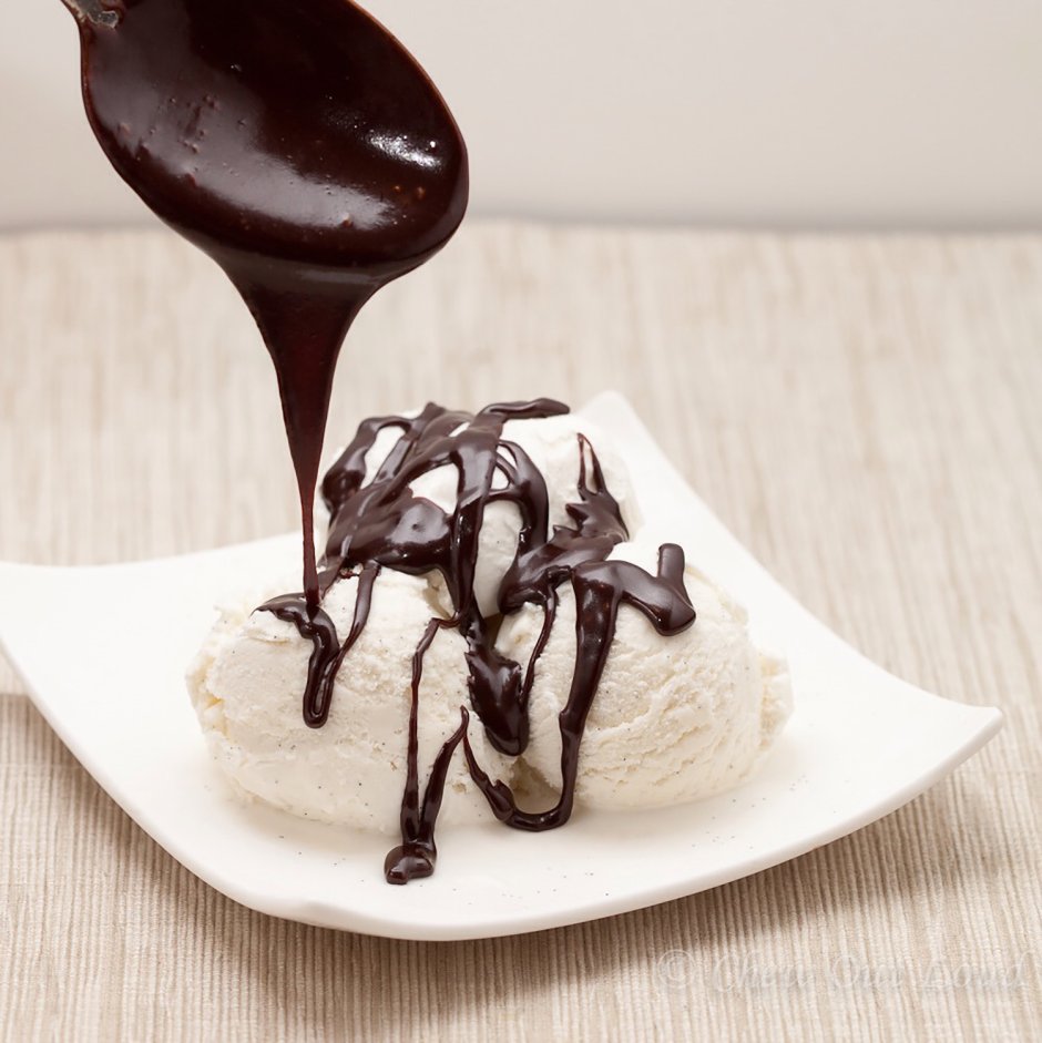 Мороженое с шоколадным топпингом