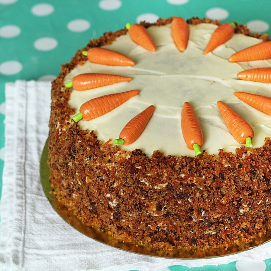 Украшение морковного торта в домашних