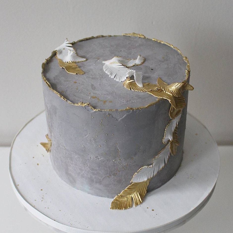 Серый торт с золотом