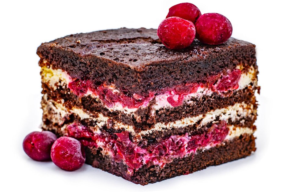 Шоколадный бисквитный торт с вишней