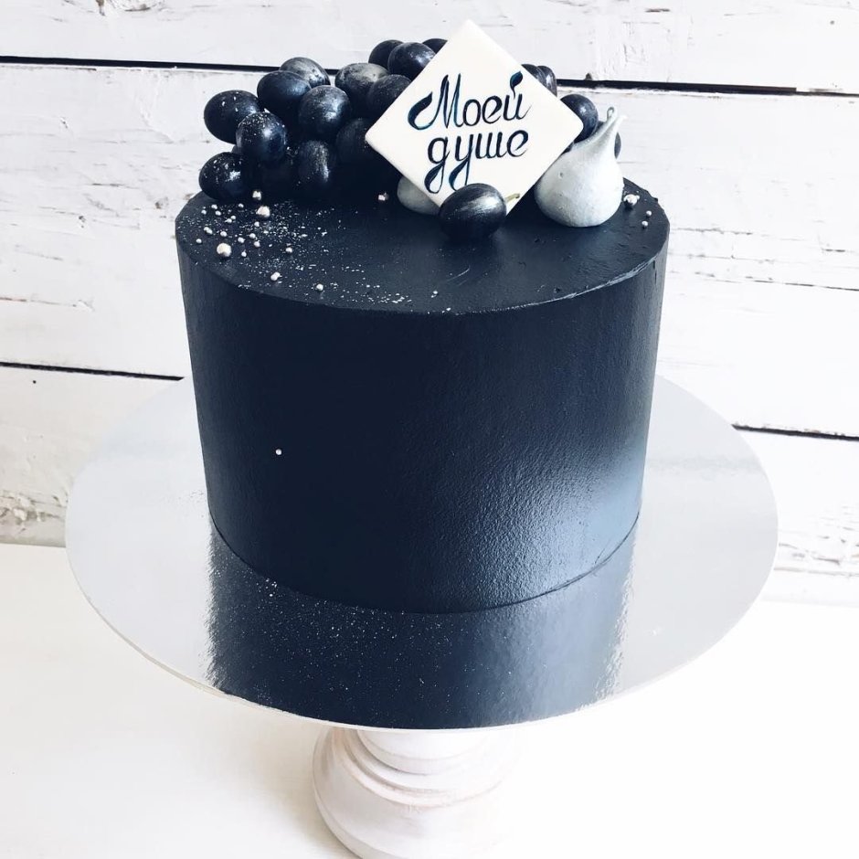 Черный торт без декора