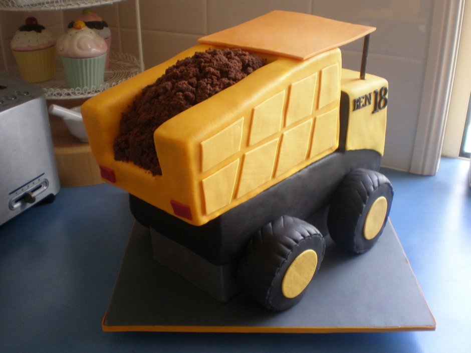 Торт в виде грузовой машины