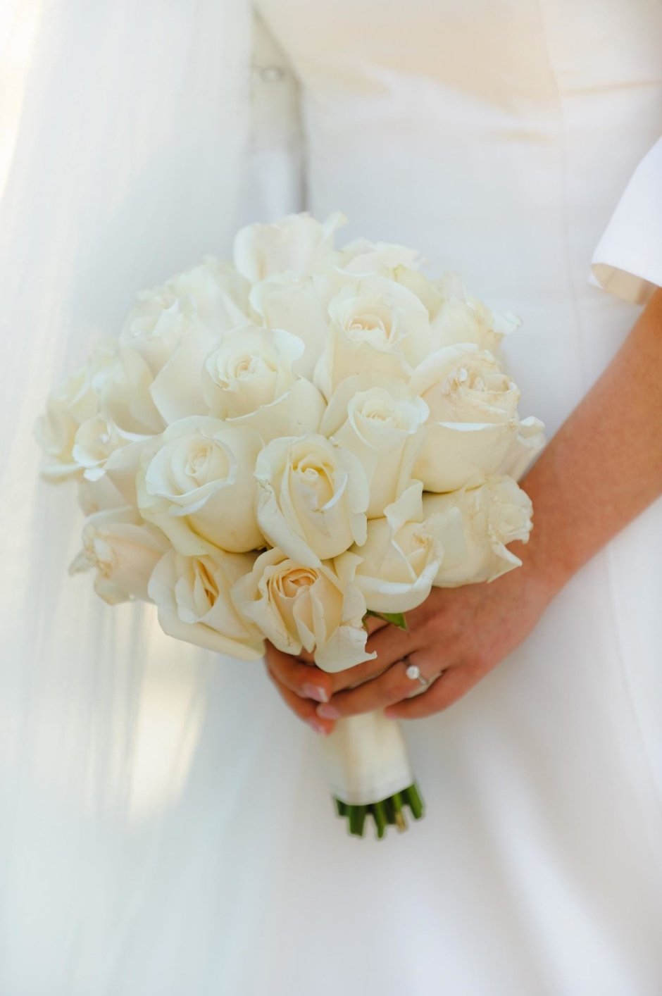 Свадебный букет невесты из белых роз