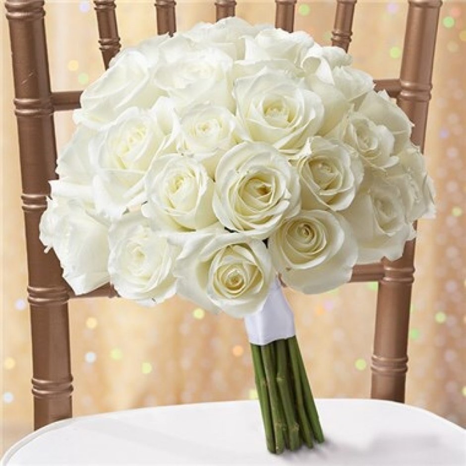 Свадебный букет из белых роз вытянутый