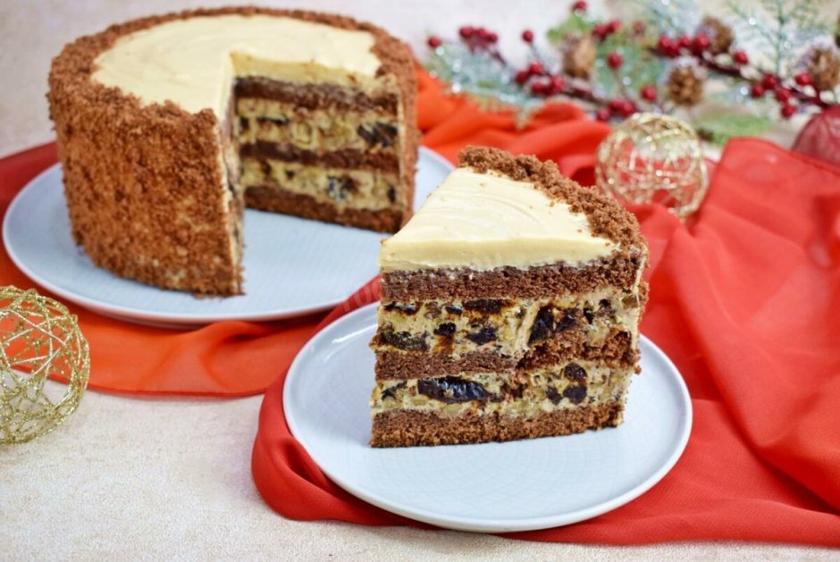 Шоколадный торт с черносливом и грецкими орехами