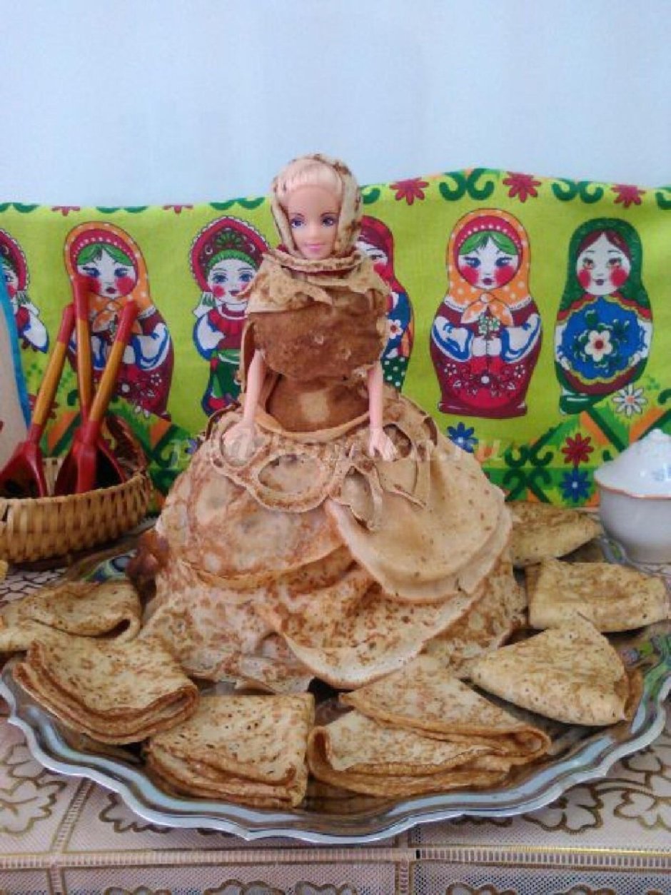 Кукла с блинами на Масленицу