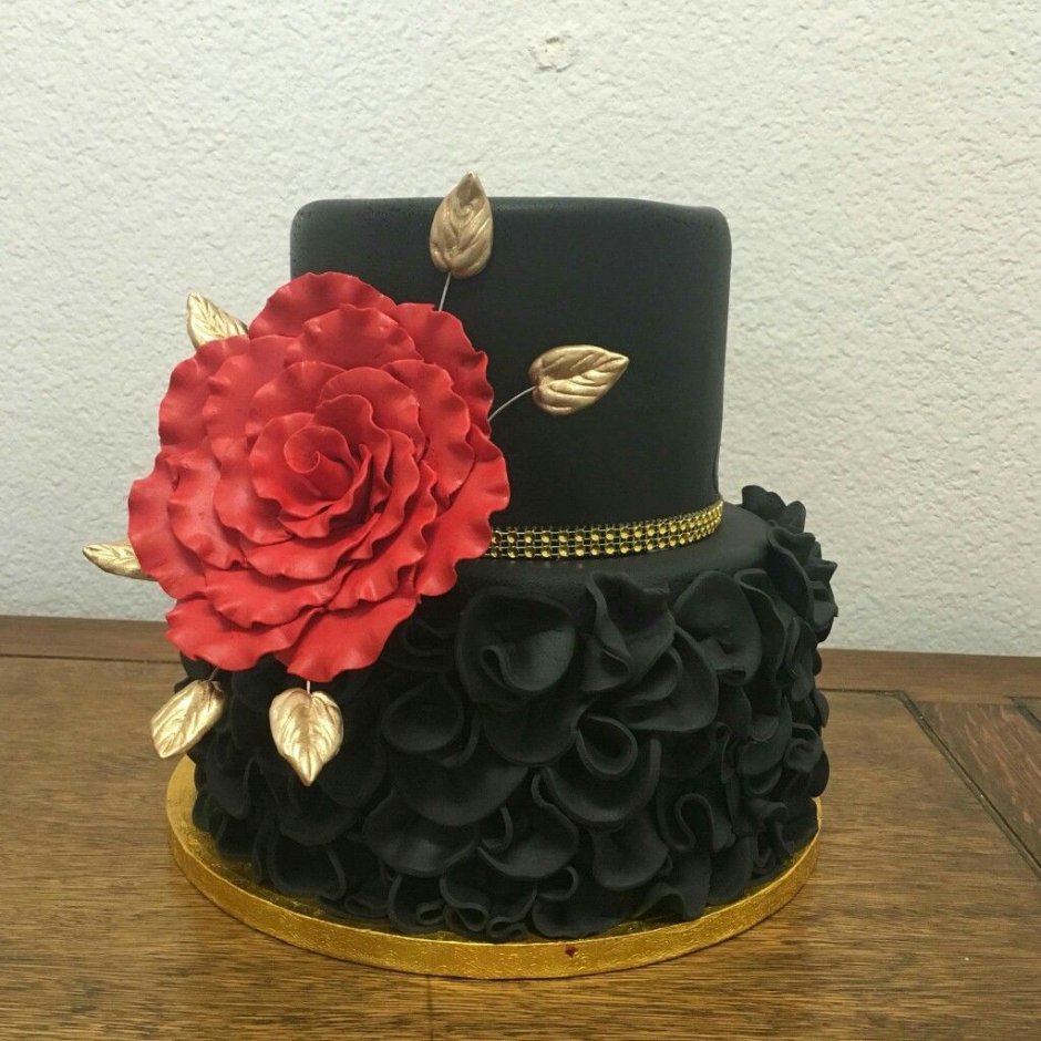 Торт черный с красным декором