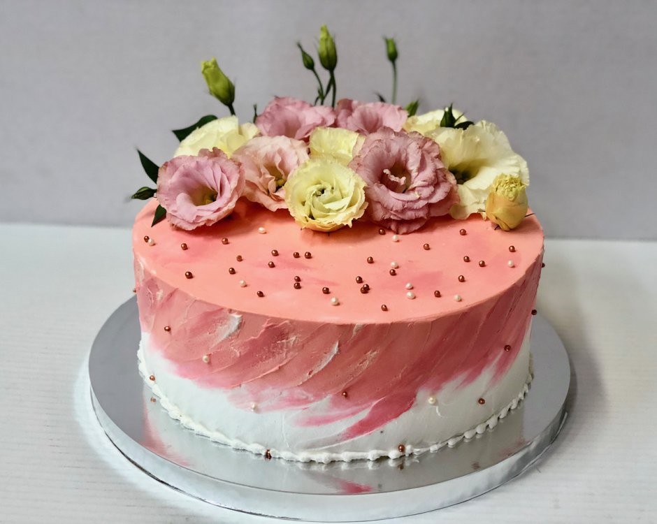 Торт с живыми цветами одноярусный