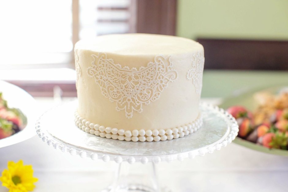 Одноярусный свадебный торт с кружевом