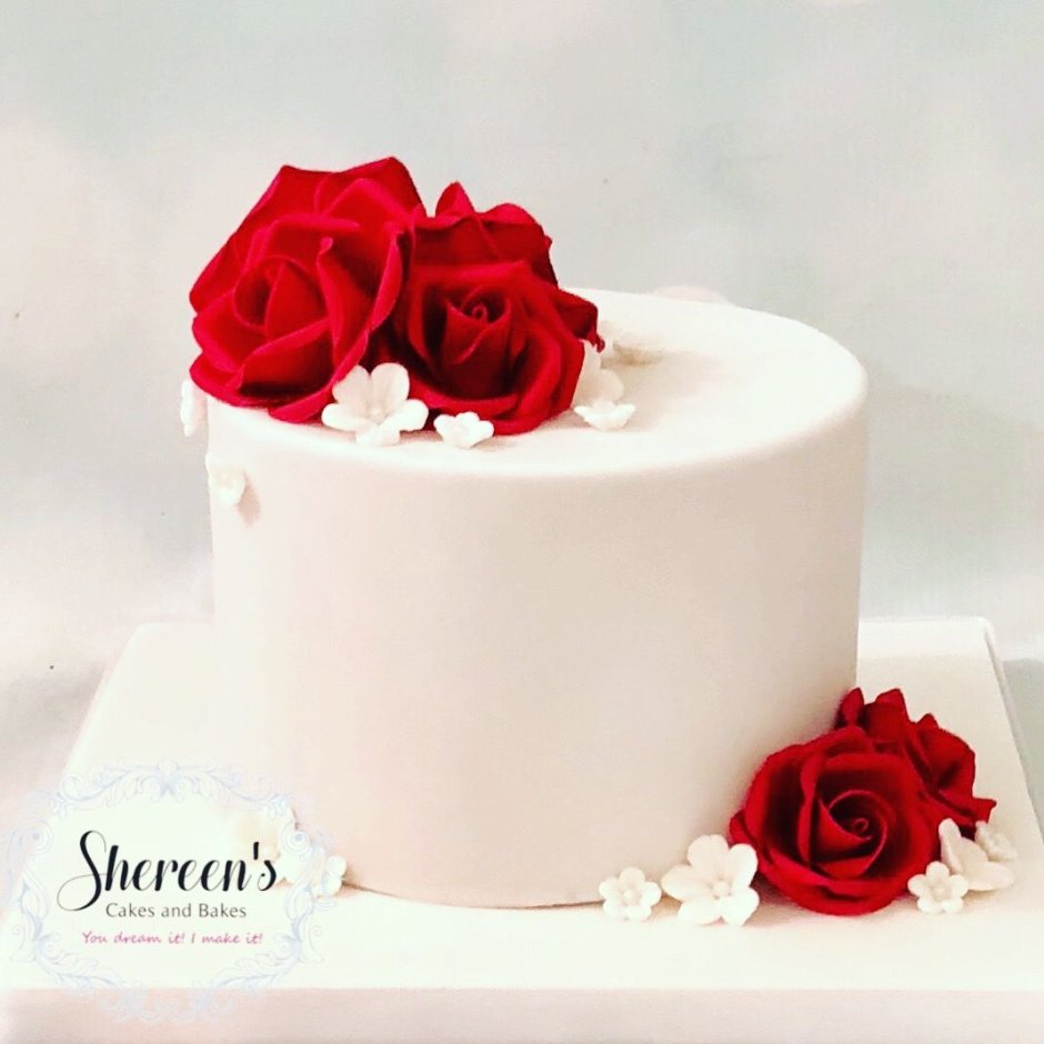 Белый торт с красными розами