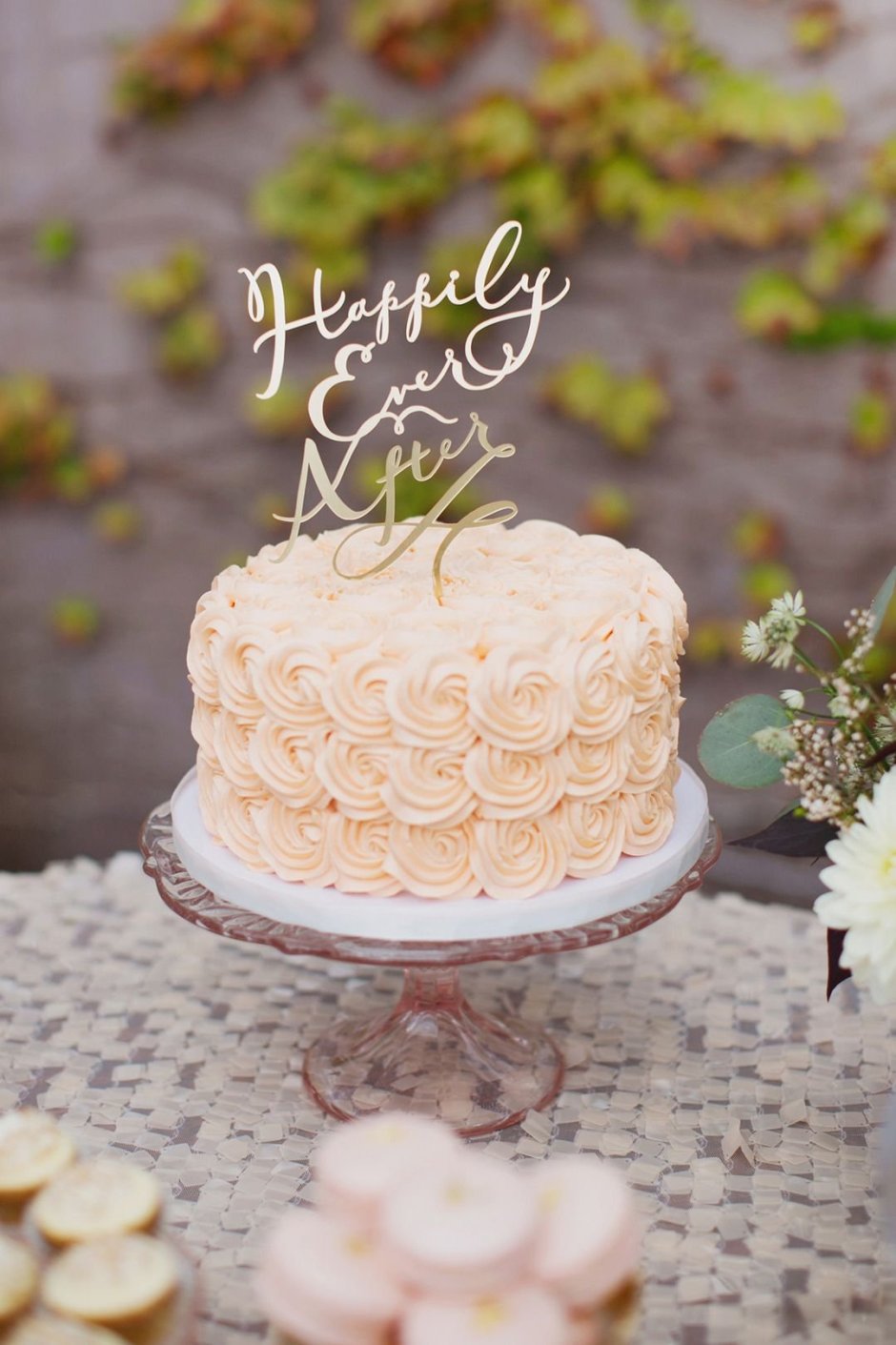 Одноярусный свадебный торт с топпером